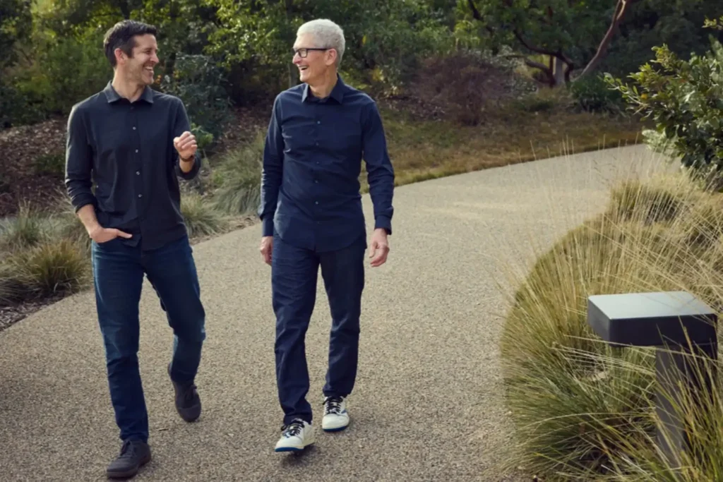 Apple, Tim Cook, John Ternus, CEO, teknoloji